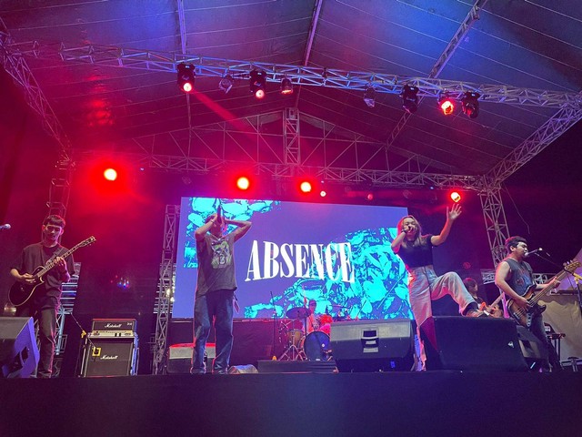Band Emo asal Pontianak Absense dan Faizal Permana vokalis band rock 510 reconnection tampil memukau pada festival musik Born Art Flashtival di Melawi. Foto: Leo Prima/ Hi!Pontianak