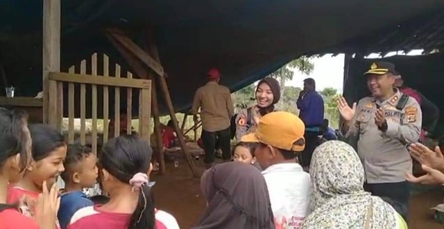 Kapolres Lampung Barat AKBP Heri Sugeng dan jajarannya memberikan trauma healing kepada anak-anak korban terdampak bencana longsor di Lampung Barat. | Foto : Dok. BPBD Lampung Barat