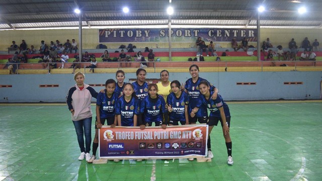 Sukarelawan Ganjar Milenial Center Nusa Tenggara Timur menggelar kegiatan Trofeo Futsal Putri pada Sabtu (11/3/2023). Foto: Dok. Istimewa