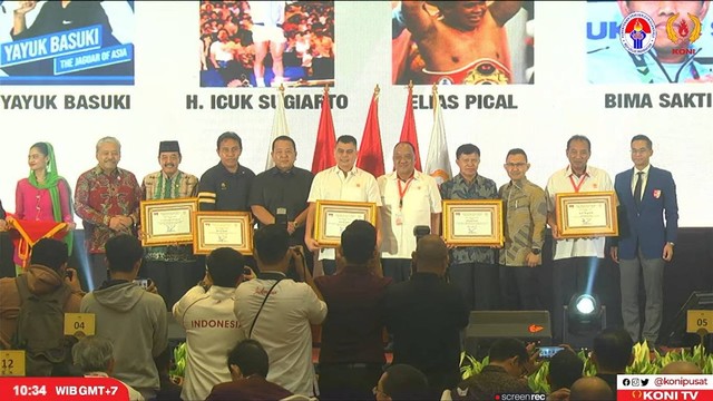 Pemberian penghargaan kepada atlet berprestasi dan juga pembina di Rapat Kerja Nasional KONI di Jakarta, Minggu (12/3/2023).  Foto: KONI