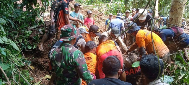 Tim SAR gabungan saat mengevakuasi satu korban tertimbun longsor di Kecamatan Banjit, Kabupaten Way Kanan, Lampung. | Foto : Dok. Basarnas Lampung