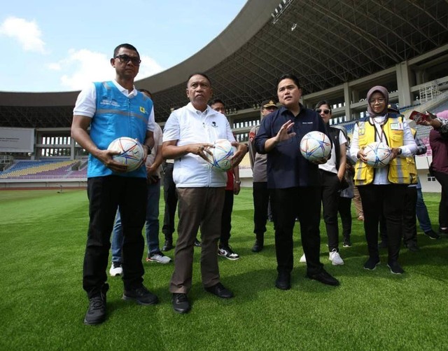 Ketua PSSI Erick Thohir, Menpora Zainudin Amali, dan Direktur Utama PLN Darmawan Prasodjo saat meninjau stadion di Solo. Foto: istimewa