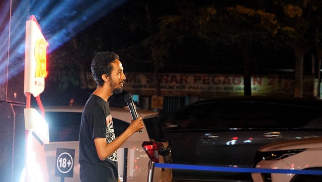 Salah satu stand up komedian lokal asal Palembang yang tampil menghibur para musisi lokal Kota Prabumulih dalam kegiatan seleksi band, Minggu (12/3) Foto: abp/Urban Id