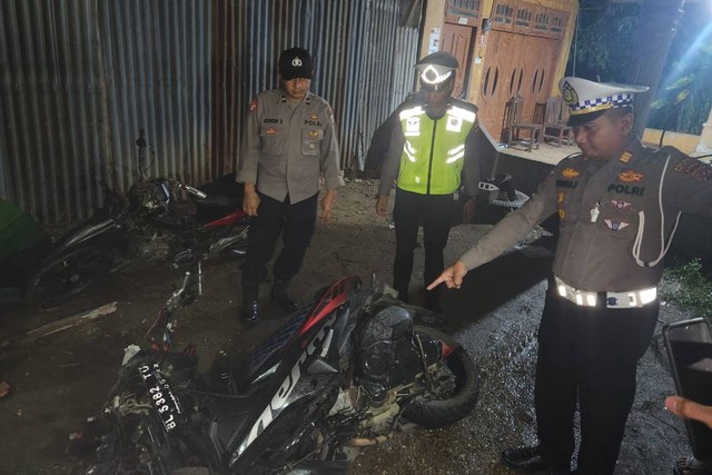 Polisi menunjukkan sepeda motor yang terlibat kecelakaan di Jalan Raja Tua, Desa Lae Oram, Simpang Kiri, Kota Subulussalam, Sabtu (11/3) malam. Foto: Dok. Polres Subulussalam