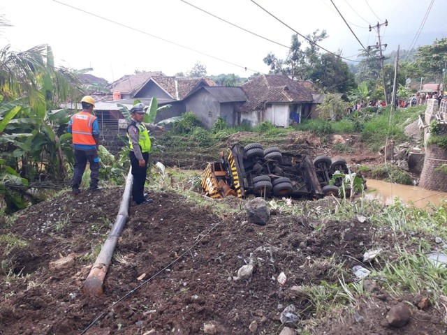 Mobil truk Crane mengalami kecelakaan lalu lintas hingga terjun bebas masuk ke dalam aliran kali di dekat jalinsum Tarahan, Lampung Selatan. | Foto : Dok. Polres Lampung Selatan