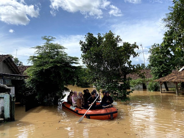 Relawan Srikandi Ganjar Lampung membawa bantuan untuk korban banjir di Lampung Utara pada Minggu (12/3/2023). Foto: Dok. Istimewa