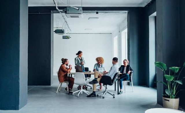 Contoh Surat Undangan Rapat Resmi, Foto: Unsplash.