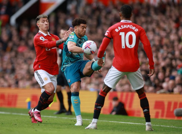 Lisandro Martinez dari Manchester United duel dengan Che Adams dari Southampton di Old Trafford, Manchester, Inggris. Foto: Phil Noble/Reuters