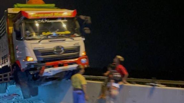 Sebuah truk tabrak pembatasan jalan di Tol Palimanan-Kanci KM 217. Foto: Arifin Asydhad/kumparan