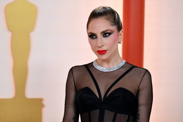 Lady Gaga berpose saat hadiri Oscars di Academy Awards ke-95 di Hollywood, Los Angeles, California, AS, Minggu (12/3/2023). Foto: Angela Weiss/AFP