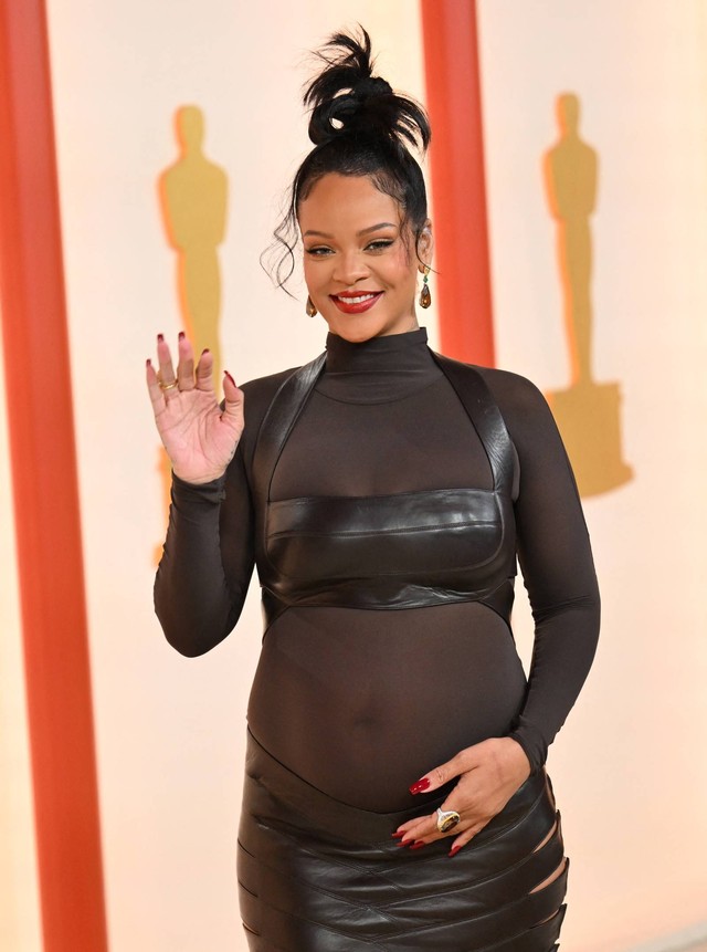 Rihanna saat hadiri Oscars di Academy Awards ke-95 di Hollywood, Los Angeles, California, AS, Minggu (12/3/2023). Foto: Angela Weiss/AFP