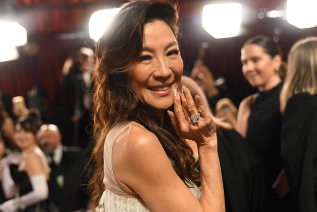 Michelle Yeoh hadiri Oscars di Academy Awards ke-95 di Hollywood, Los Angeles, California, AS, Minggu (12/3/2023). Foto: Valerie Macon/AFP