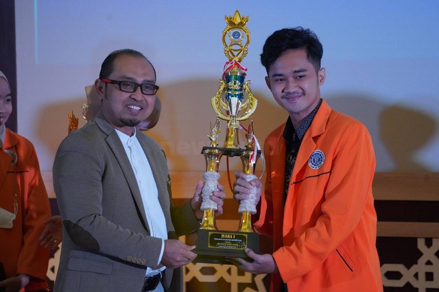 Penyerahan tropi dari WR Kemahasiswaan dan Alumni Universitas Ahmad Dahlan (UAD) Dr. Gatot Sugiharto, S.H., M.H. pada ajang Andalan Awards 2023 (Foto: Humas dan Protokol UAD)