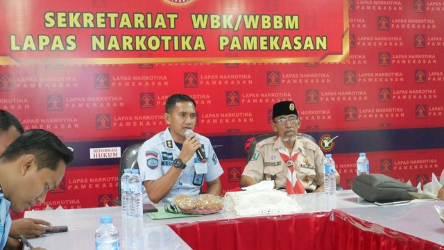 Plt. Kalapas Narkotika Kelas IIA Pamekasan, Eddy Junaedi saat memberikan sambutan pembuka kegiatan Studi Tiru, Senin (13/03/2023) Pagi (Foto : Humas Lapas Narkotika Pamekasan)