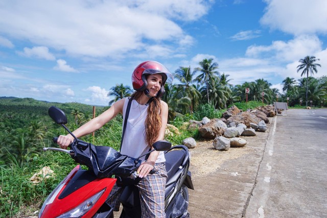 Ilustrasi turis asing naik motor di Bali. Foto: kudla/Shutterstock