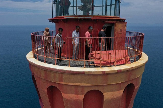 Wisatawan di Mercusuar Willem's Toren di Pulo Aceh. Foto: Abdul Hadi/acehkini 