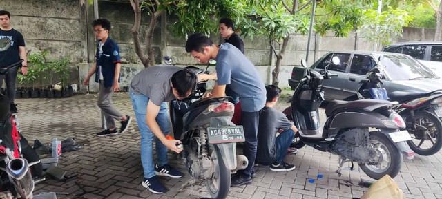 Mahasiswa Teknik Mesin PCU Beri Layanan Servis Motor Gratis untuk Warga Sekitar (330985)