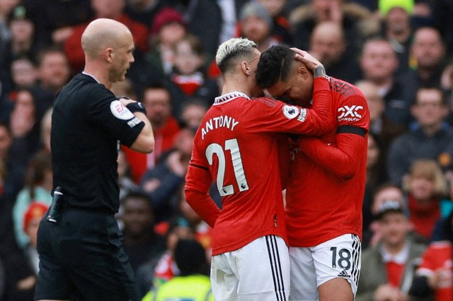 Reaksi pemain Manchester United Casemiro setelah mendapat kartu merah, di Old Trafford, Manchester, Inggris, Minggu (12/3/2023). Foto: Phil Noble/REUTERS