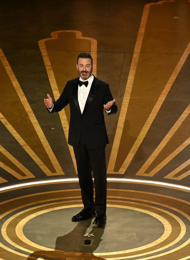 Pembawa acara TV Jimmy Kimmel berbicara di atas panggung selama Penghargaan Akademi Tahunan ke-95 di Teater Dolby di Hollywood, California pada Minggu (12/3/2023). Foto: Patrick T. Fallon/AFP