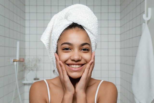 Skincare remaja murah bisa dimanfaatkan untuk merawat kulit remaja. Foto: Pexels.com