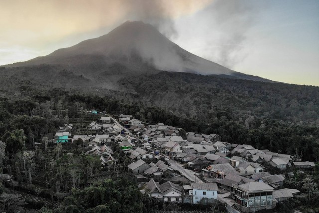 Abu vulkanik menyelimuti rumah warga di Dusun Trono, Krinjing, Dukun, Magelang, Jawa Tengah, Senin (13/3/2023). Foto: Hendra Nurdiyansyah/ANTARA FOTO