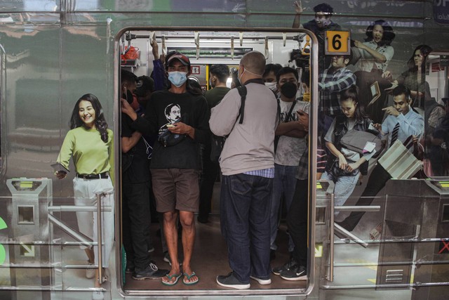 Sejumlah calon penumpang menaiki KRL Commuter Line di Stasiun Tanah Abang, Jakarta, Senin (13/3/2023). Foto: Iqbal Firdaus/kumparan
