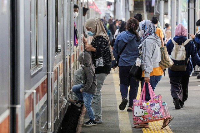 Sejumlah calon penumpang menaiki KRL Commuter Line di Stasiun Tanah Abang, Jakarta, Senin (13/3/2023). Foto: Iqbal Firdaus/kumparan