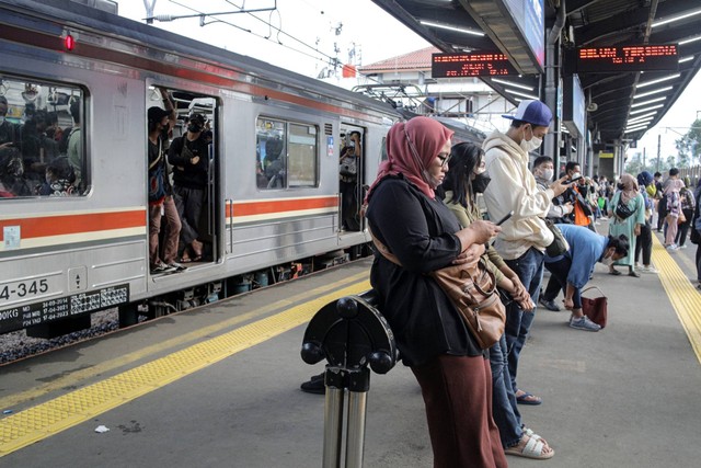 Sejumlah calon penumpang menunggu KRL Commuter Line di Stasiun Tanah Abang, Jakarta, Senin (13/3/2023). Foto: Iqbal Firdaus/kumparan