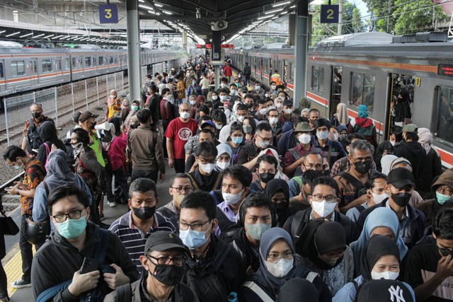 Kepadatan calon penumpang KRL Commuter Line di Stasiun Tanah Abang, Jakarta, Senin (13/3/2023). Foto: Iqbal Firdaus/kumparan