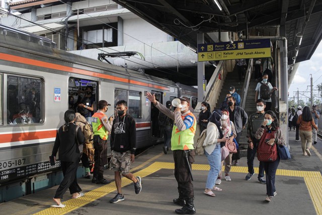 Sejumlah calon penumpang berjalan di peron KRL Commuter Line di Stasiun Tanah Abang, Jakarta, Senin (13/3/2023). Foto: Iqbal Firdaus/kumparan