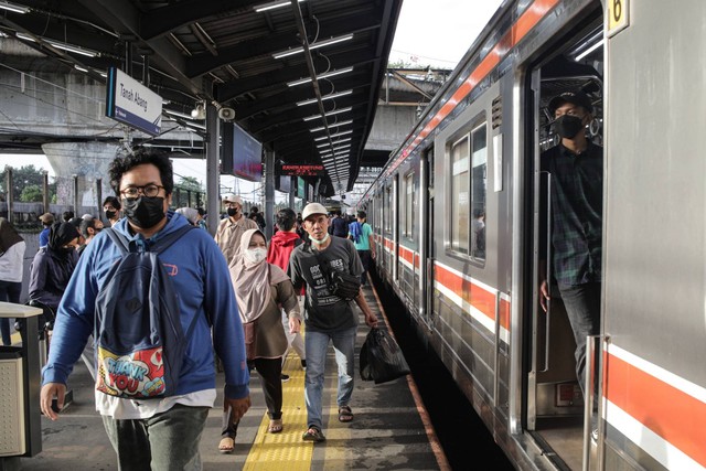 Sejumlah calon penumpang berjalan di peron KRL Commuter Line di Stasiun Tanah Abang, Jakarta, Senin (13/3/2023). Foto: Iqbal Firdaus/kumparan