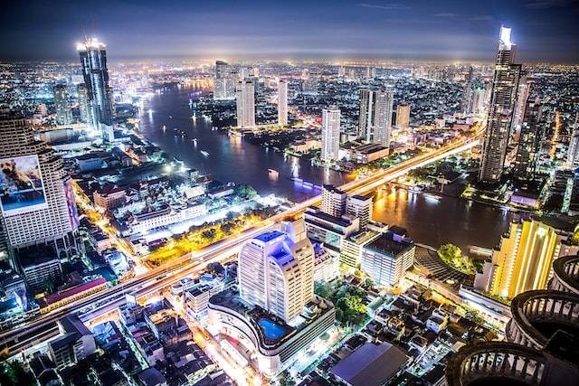Bangkok dari atas, (hotel murah di Bangkok dekat Platinum Mall), Foto oleh Braden Jarvis di Unsplash