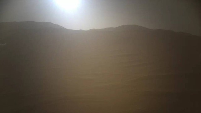 Matahari terbenam (sunset) di Mars, difoto oleh robot helikopter Ingenuity. Foto: NASA