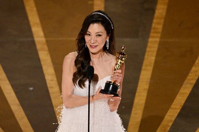 Isi Pidato Michelle Yeoh setelah Raih Penghargaan Aktris Terbaik di Oscars 2023. Foto: Patrick T. Fallon/AFP