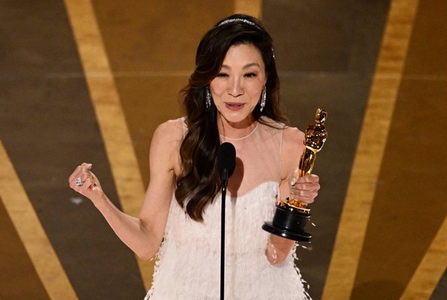 Aktris Malaysia Michelle Yeoh menerima Oscars untuk Aktris Terbaik dalam Peran Utama untuk "Semuanya di Mana Saja Sekaligus" di atas panggung Academy Awards Tahunan ke-95 di Dolby Theatre di Hollywood, California, AS, Minggu (12/3/2023). Foto: Patrick T. Fallon/AFP