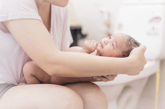 Ilustrasi memandikan bayi dengan sabun tanpa SLS. Foto: sommart sombutwanitkul/Shutterstock