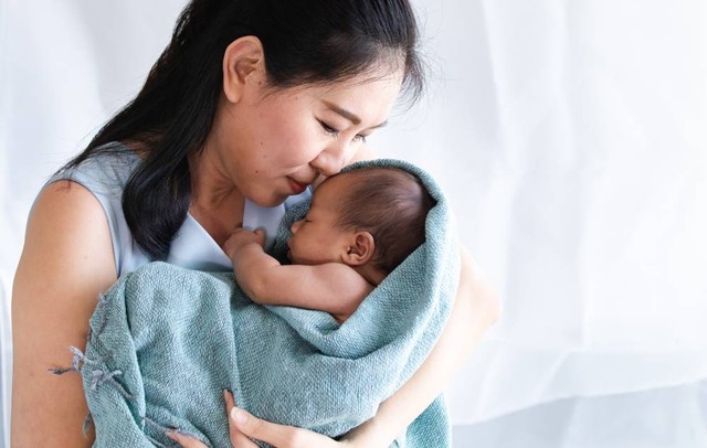 Ilustrasi ibu menjaga kulit bayi usia 6 bulan ke atas. Foto: Simplylove/Shutterstock