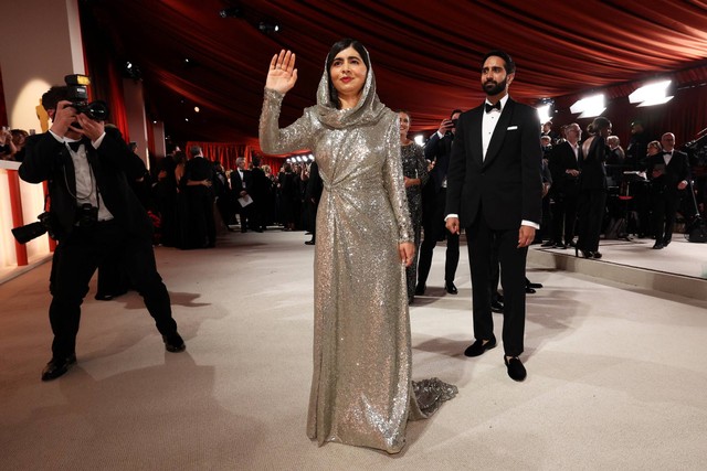 Malala Yousafzai saat hadiri acara penghargaan Oscars di Academy Awards ke-95 di Hollywood, Los Angeles, California, AS, Minggu (12/3/2023). Foto: Mario Anzuoni/REUTERS