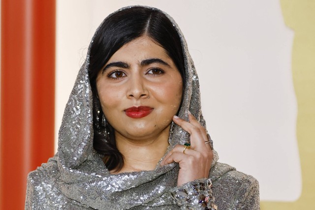 Malala Yousafzai saat hadiri acara penghargaan Oscars di Academy Awards ke-95 di Hollywood, Los Angeles, California, AS, Minggu (12/3/2023). Foto: Eric Gaillard/REUTERS