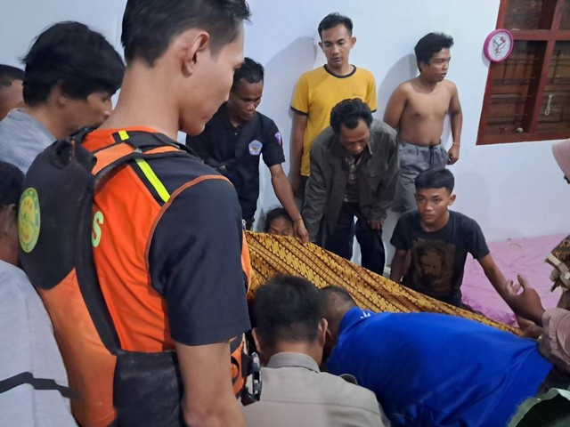 Pria lansia korban terseret arus sungai Way Ratai ditemukan dalam keadaan meninggal dunia. | Foto : Dok. Basarnas Lampung