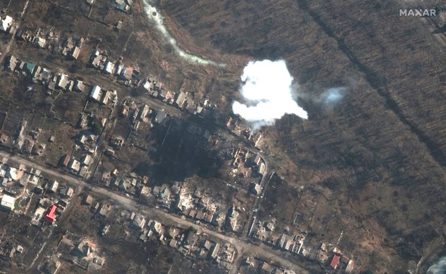 Gambar satelit yang disediakan oleh Maxar Technologies ini menunjukkan asap dari persenjataan yang baru saja dijatuhkan di selatan Bakhmut, Ukraina, Senin, 6 Maret 2023. Foto: Maxar Technologies via AP