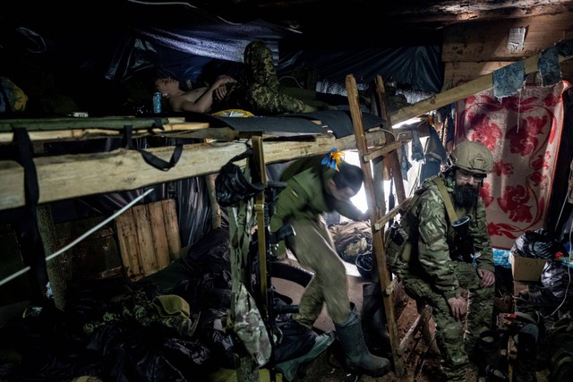 Pasukan terjun payung Ukraina dari 80 brigade Serangan Udara beristirahat di dalam ruang istirahat di garis depan dekat Bakhmut, Ukraina, Jumat, 10 Maret 2023. Foto: Evgeniy Maloletka/AP Photo