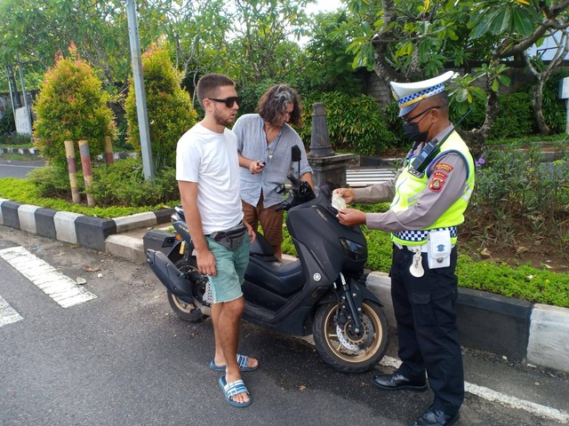 Turis asing saat menjalani pemeriksaan kelengakapan kendaraan di Denpasar, Bali - IST