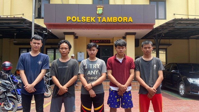 Enam orang pelaku penyerangan dengan senjata tajam dan atau pengeroyokan ditangkap Polsek Tambora. Foto: Polsek Tambora