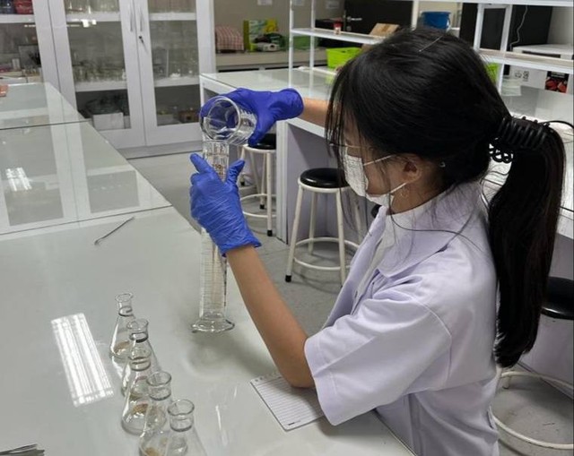 Nathania, siswi SMAN 5 Surabaya yang berhasil raih emas dalam kompetisi ilmiah Taiwan International Science Fair (TISF) 2023. Foto-foto: Dok. Pribadi 