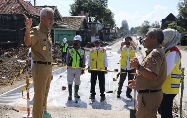 Gubernur Jawa Tengah Ganjar Pranowo saat melakukan pengecekan perbaikan Jalan Raya Solo-Purwodadi, Kecamatan Kalijambe, Kabupaten Sragen pada Senin (13/3). Foto: Dok. Istimewa