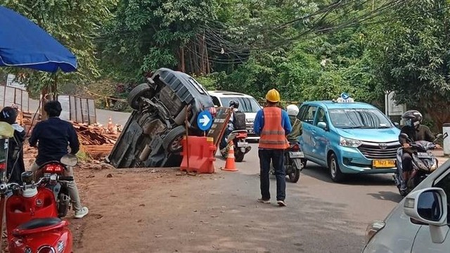 Mobil mengalami kecelakaan lalu lintas terperosok Lubang Proyek Galian di Jl. Taman Margasatwa Raya Ragunan, Jakarta Selatan. Foto: Instagram/@tmcpoldametro