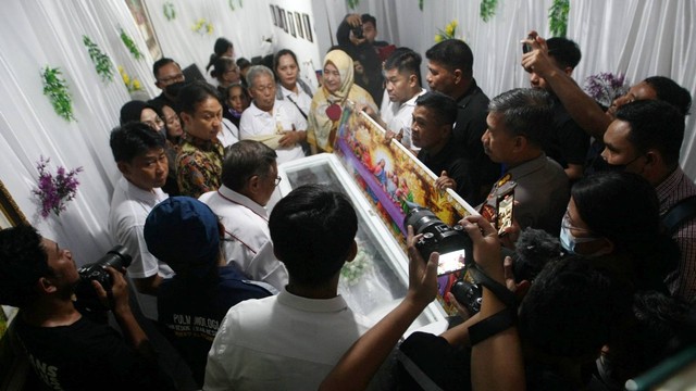 Menteri Kesehatan RI, Budi Gunadi Sadikin, melayat ke rumah duka dokter spesialis Paru-paru, dr Mawartih Susanty di Kota Makassar, Sulsel, Senin (13/3/2023). Foto: kumparan