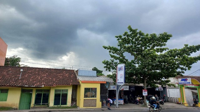 Awan mendung menyelimuti kota Bandar Lampung. | Foto: Sinta Yuliana/Lampung Geh