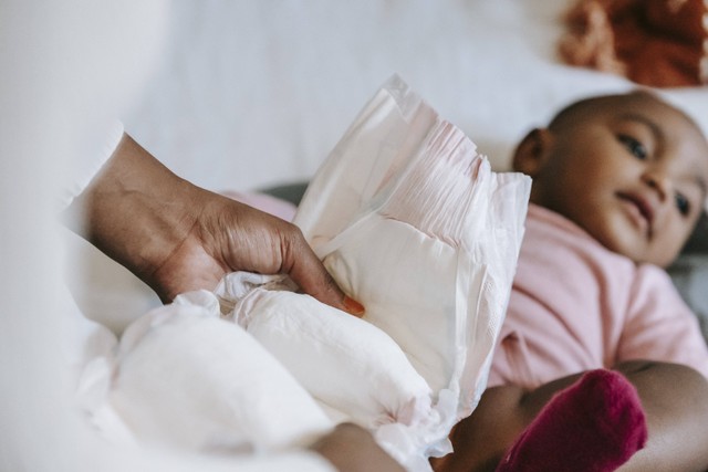 Warna feses bayi yang minum susu formula adalah kuning kecoklatan. Foto: Pexels.com